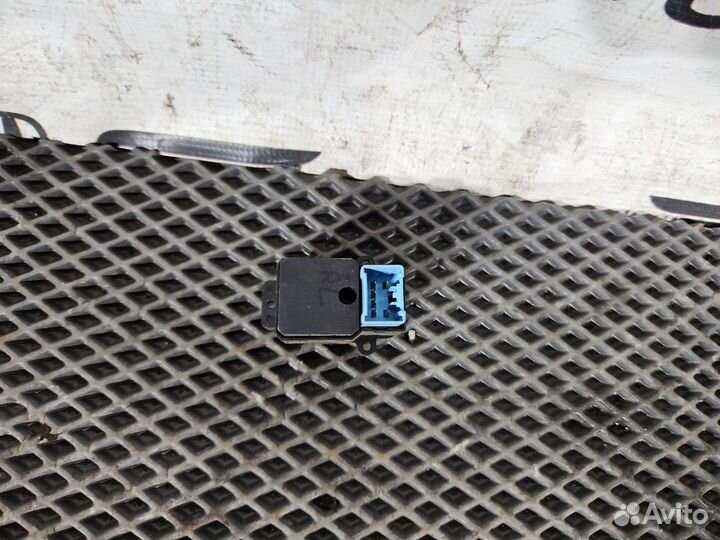 Кнопка стеклоподъемника задняя левая Honda Accord