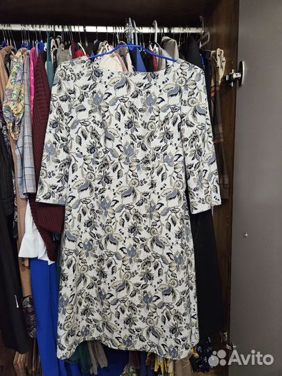 Платье 44 размер весеннее с лепесточками