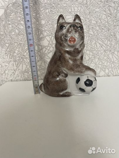 Фарфоровая статуэтка Бульдог с мячом Дулево