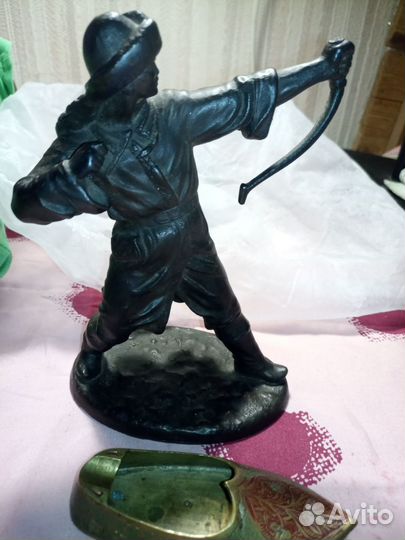 Латунная пепельница и лучник каслинское литье