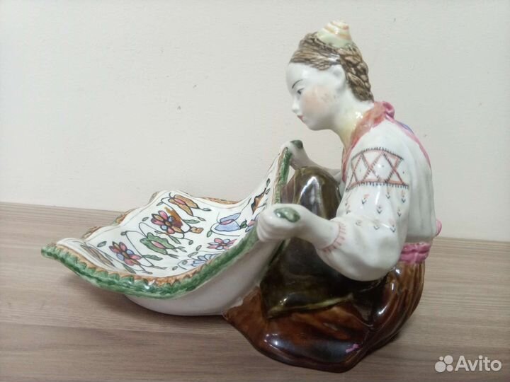Статуэтка фарфор девушка с платком СССР Конаково