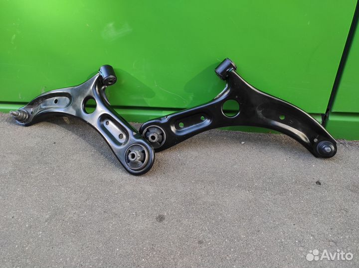 Рычаг левый и правый передний Honda Civic 4D 05-11