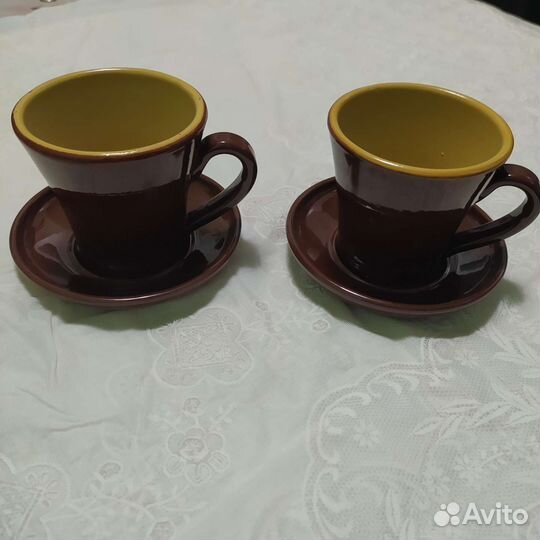 Кофейные чашки с блюдцами