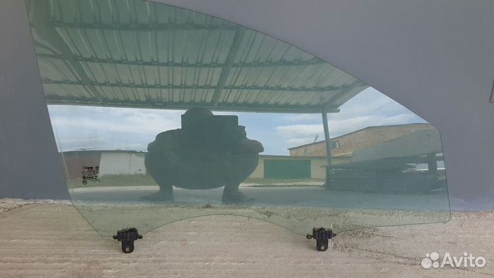 Переднее боковое правое стекло Киа Церато2