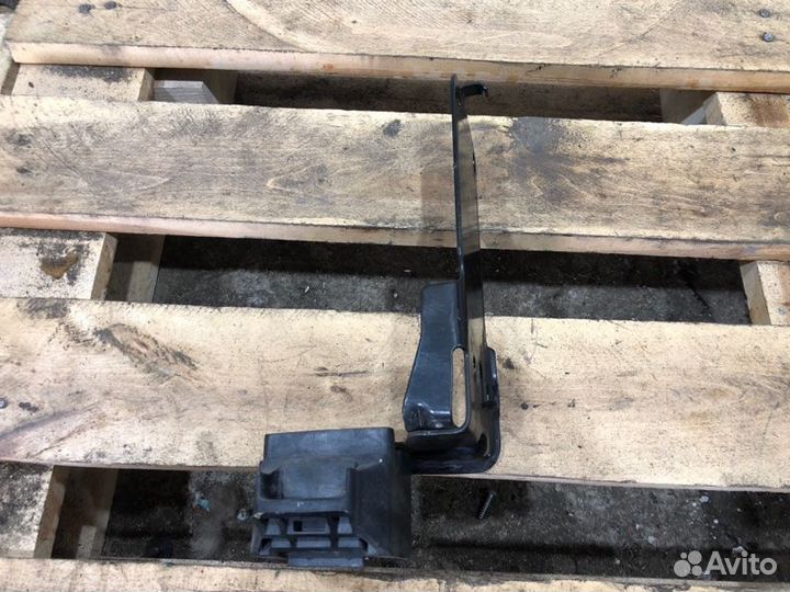 Крепление радиатора правое Bmw 3 E90 N46B20 2007