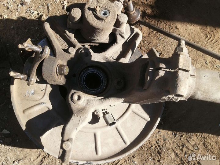 Передний правый поворотный кулак Skoda Octavia A5