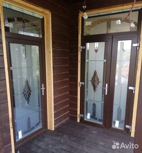 В двери стекла витражные