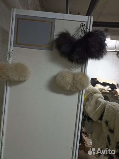 Меховые помпоны и хвосты, зайчики из меха