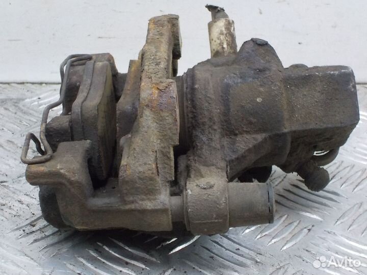 Суппорт тормозной задний правый Ford Focus III 201