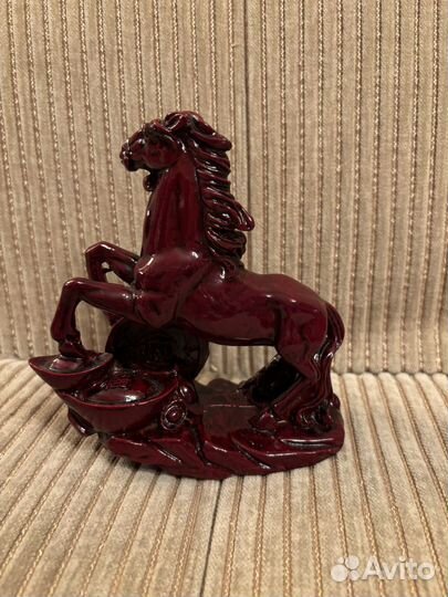 Статуэтка конь