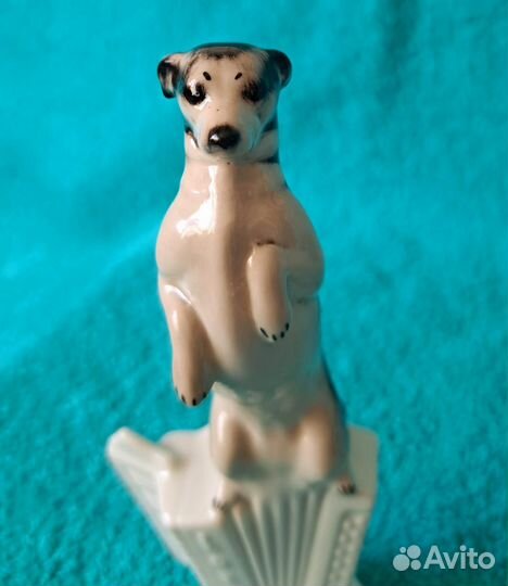 Фарфоровые статуэтка, Манюня на аккордеоне