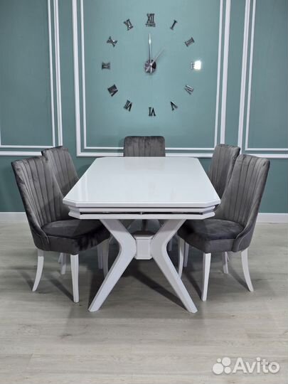 Стол и стулья