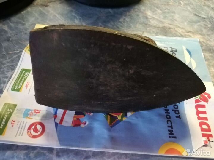 Старый утюг чугунный