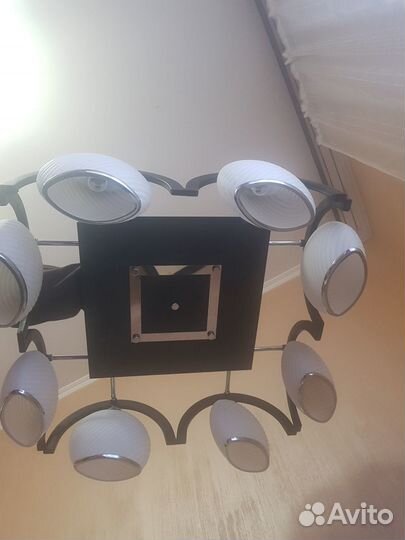 Металлическая люстра со стеклянными плафонами