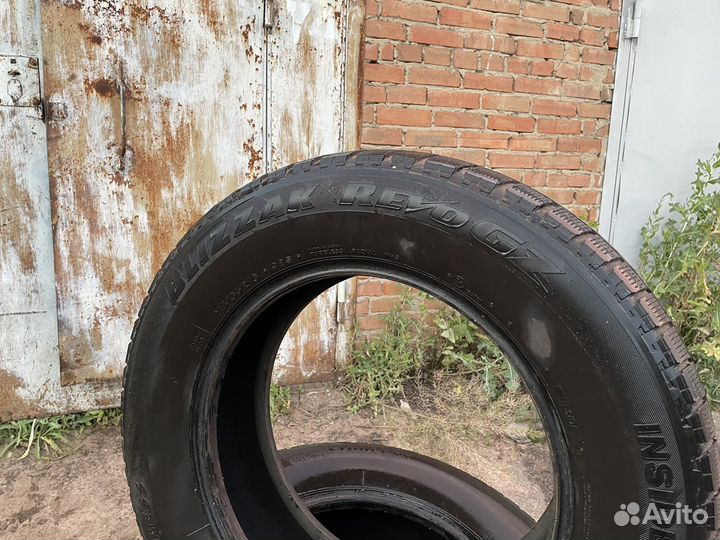 Bridgestone Blizzak Revo GZ 215/65 R16