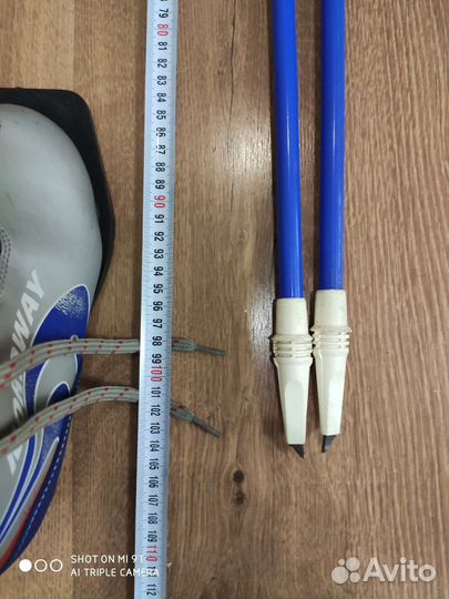 Лыжные ботинки с лыжами и палками