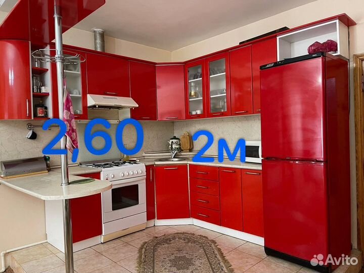 Кухонный гарнитур и холодильник