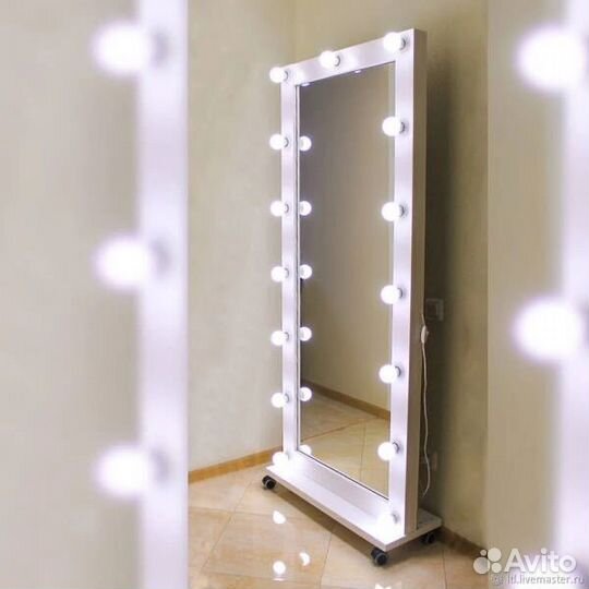 Гримерное зеркало с лампочками