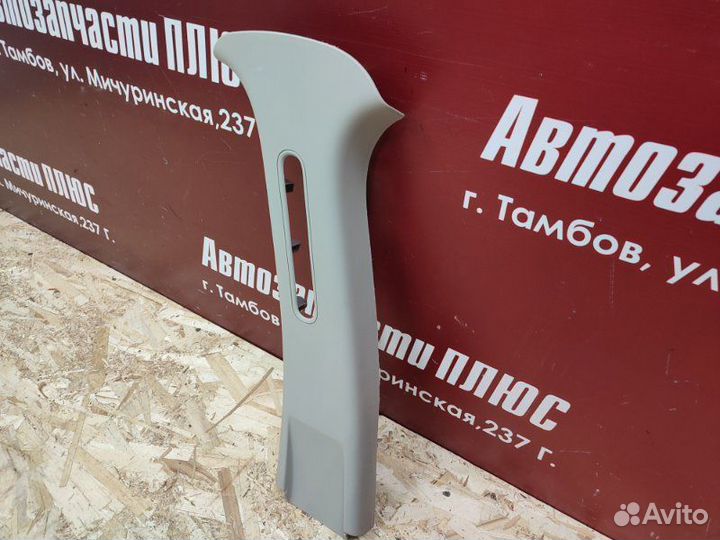 Обшивка средней стойки левая Renault Sandero