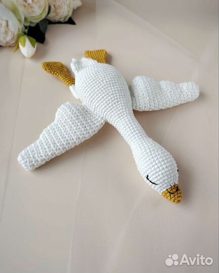 Вязаные игрушки (заяц, гусь)