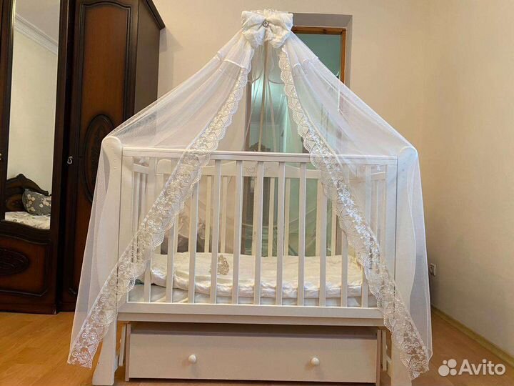 Детская кроватка с маятником белая