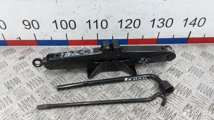 Домкрат на Nissan Primera P12