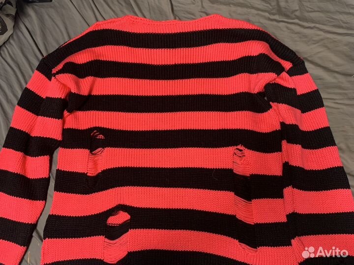 Розовый свитер с прорехами