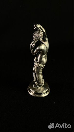 Серебряная статуэтка обнаженной молодой девушки