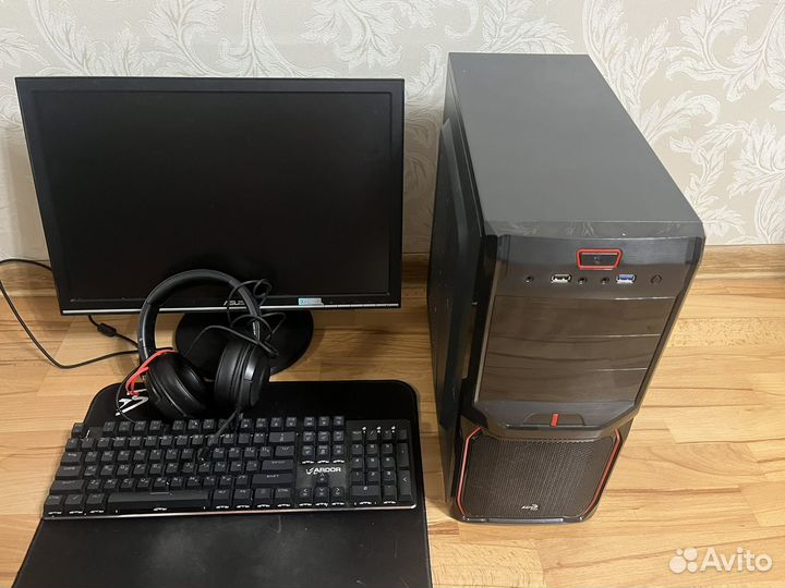 Игровой пк с монитором с клавиатурой и наушниками
