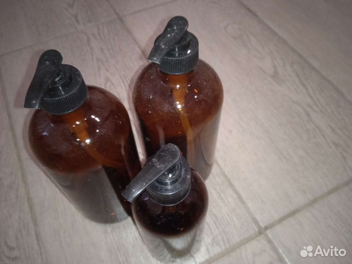 Набор новых стеклянных бутылей с дозатором