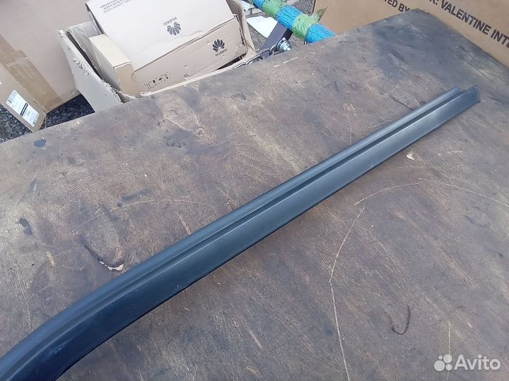 Молдинг стекла нижний передний левый Mitsubishi L3