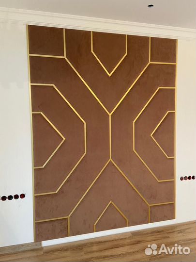 Мягкие стеновые панели с латунным профилем