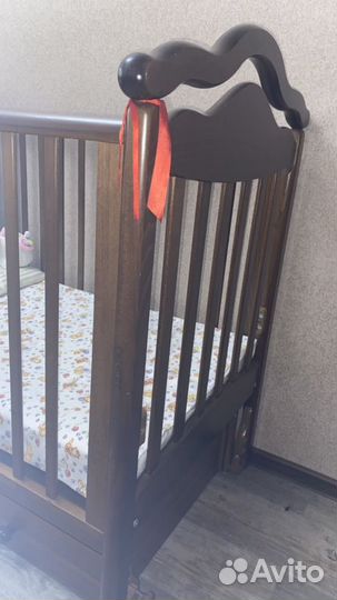 Детская кроватка с маятником