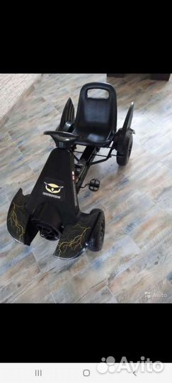 Машина на педалях