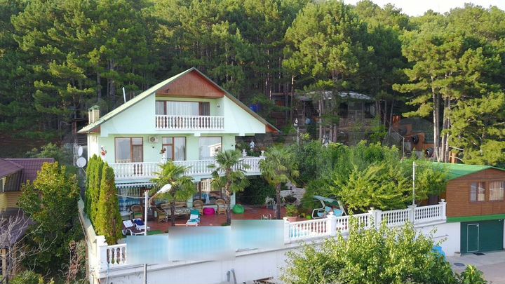 Дом 238 м² на участке 8 сот.