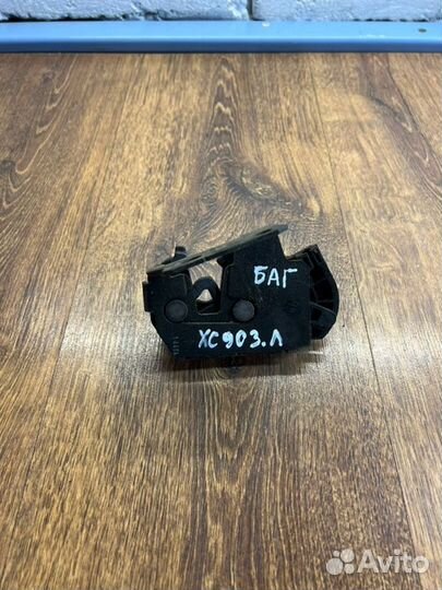 Замок багажника задний левый Volvo Xc90