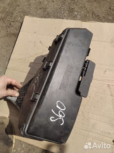 Блок предохранителей Вольво S60 1
