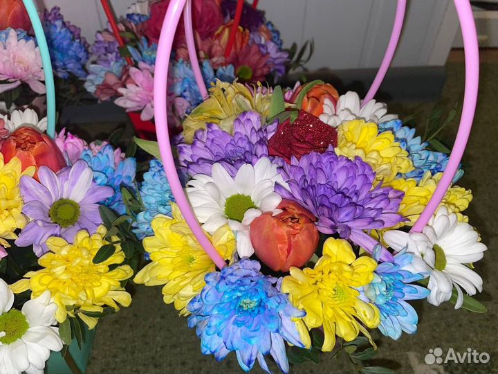 Цветы живые в корзине