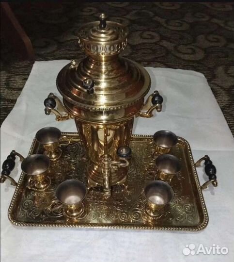 Сувенирный самовар на подносе с чашками СССР