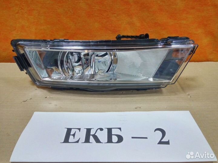 Правая противотуманная фара Шкода Рапид