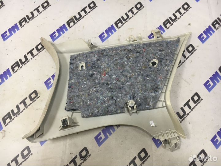 Накладка задней стойки правая Фольксваген Гольф 5