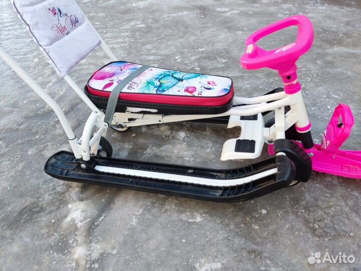 Снегокат с ручкой и колесами