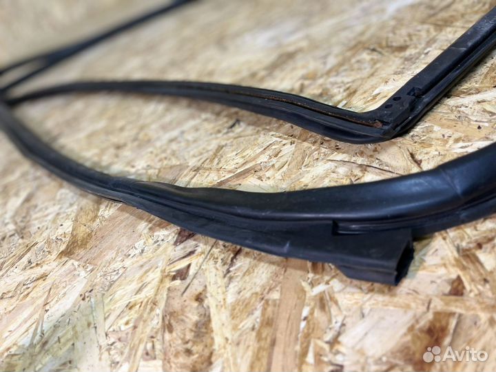 Уплотнитель двери Мерседес w211