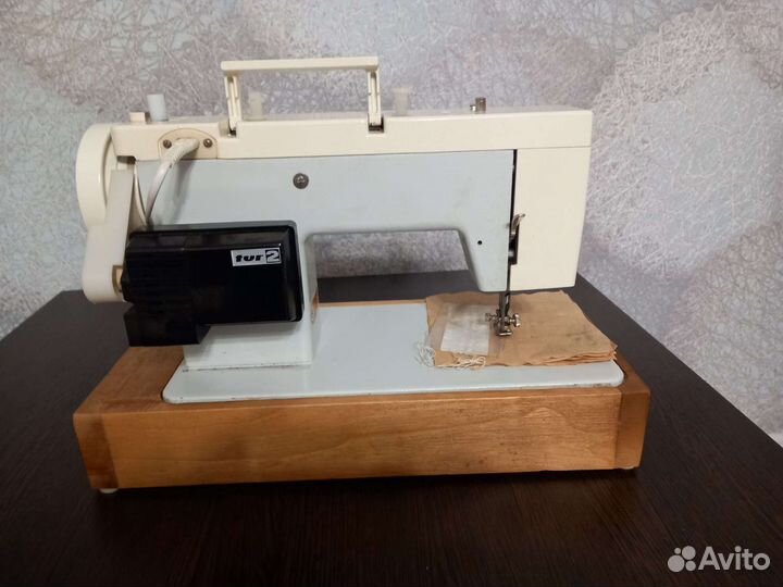 Продается электрическая швейная машинка 