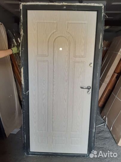 Дверь входная металлическая правая бу