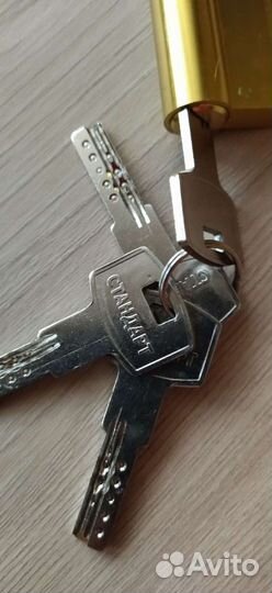 Личинки и ручка для дверей