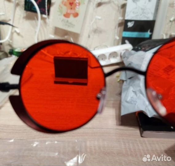 Очки с красными линзами