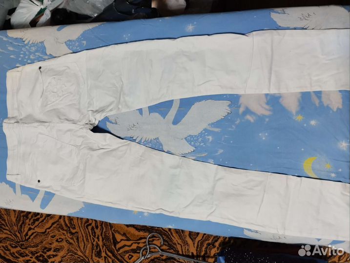 Джинсы белые