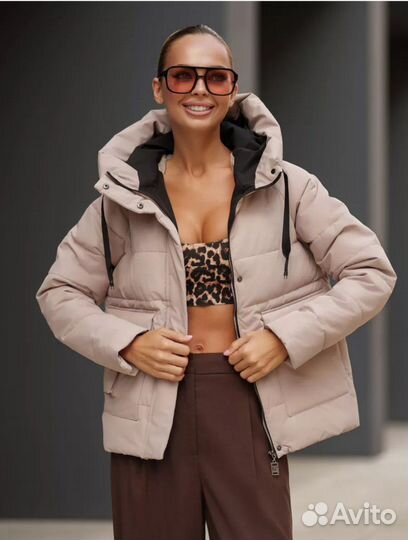 Новая куртка весенняя с капюшоном укороченная