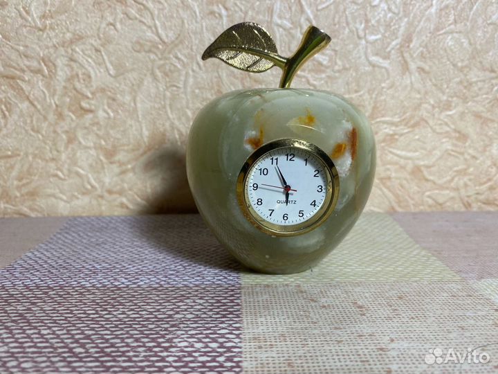 Яблоко с часами